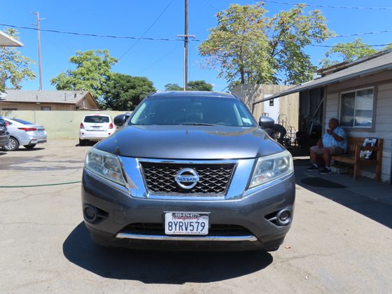 2014 Nissan Pathfinder SV foto 2