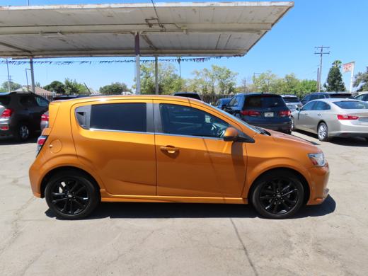 2017 Chevrolet Sonic LT foto 2