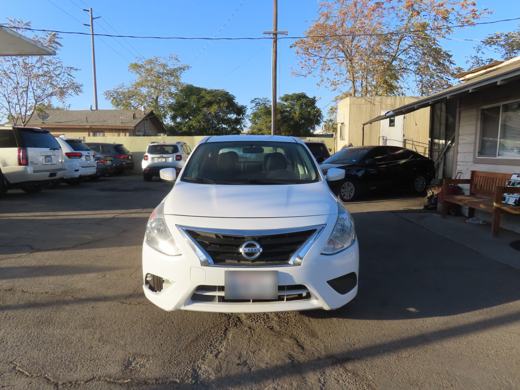2019 Nissan Versa SV foto 2
